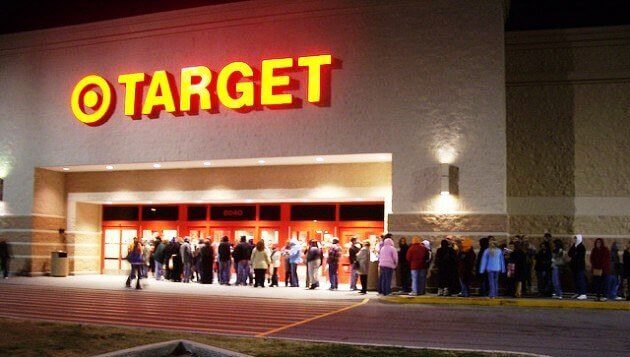 Người dân đổ xô xếp hàng tại các siêu thị Target hàng năm dịp Black Friday