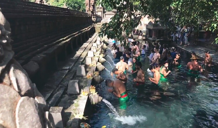 Người dân Bali tin vào việc tắm nước thiêng ở đền Pura Tirta Empul giúp chữa bệnh